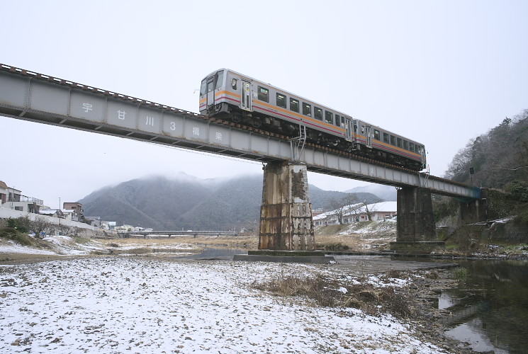 ９５１Ｄ列車（キハ１２０形）建部～金川