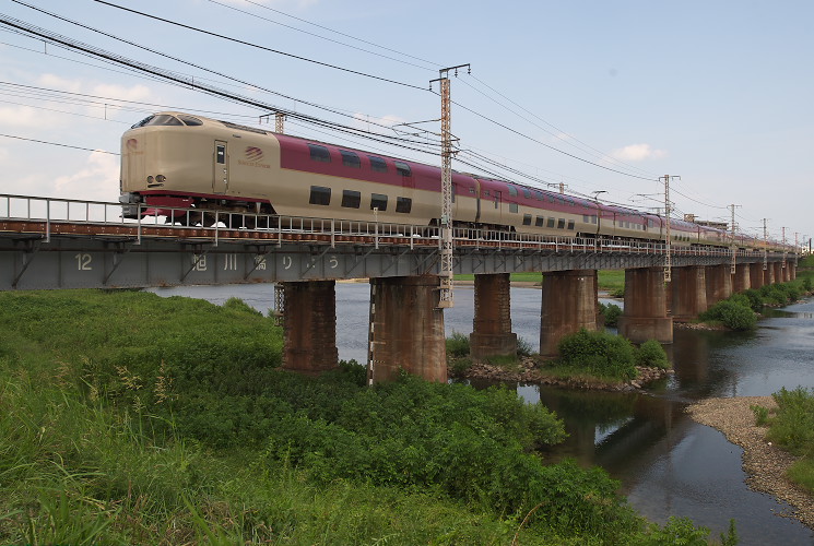 ２８５系特急電車（山陽本線旭川橋りょう）