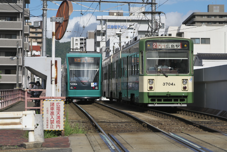 広島電鉄３７００形（３７０４号）天満町～小網町（天満橋橋梁上）