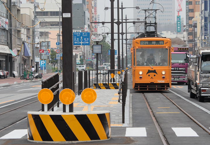 岡電７１０１号（東中央町電停新設）