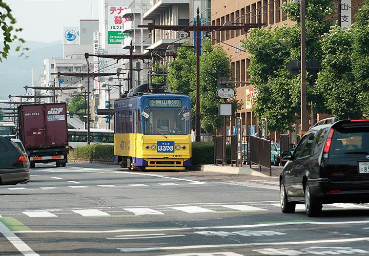 岡電８１０１号（田町電停付近）